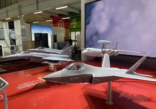 钱投网 法国难受吗？歼10CE模型参加巴黎航展，紧挨“阵风”战斗机
