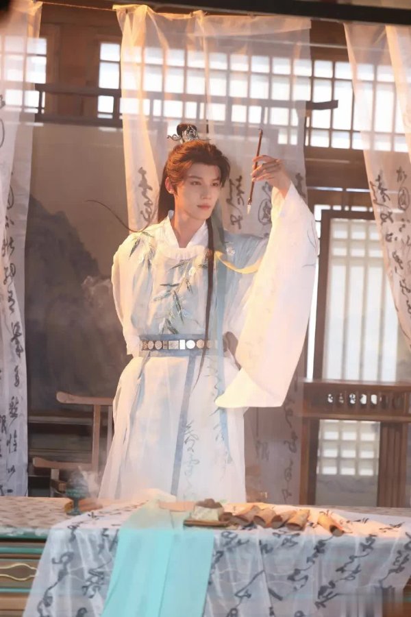 钱掌柜配资 郑业成cos琅琊公子出圈，书粉直呼“这就是我心中的王扬”