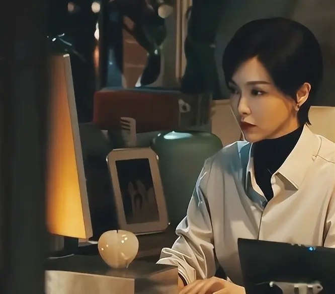 数魅优配 唐嫣《爱情没有神话》来袭！造型干练飒爽，与赵又廷上演情感博弈