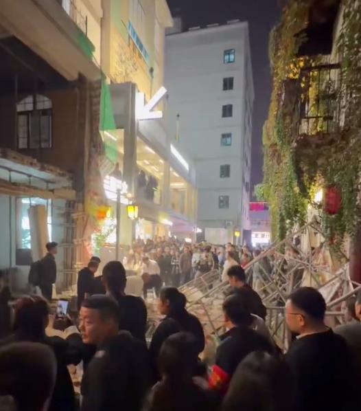 云管家 长沙潮宗街一墙体突然倒塌，目击者称有人员受伤，应急部门回应